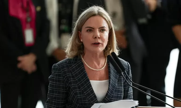Ministra Gleisi Hoffmann telefona para prefeitos brasileiros em Israel.