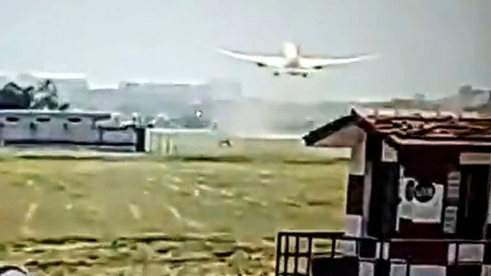 NOVO VÍDEO: Registro mostra com clareza como foi queda de avião na Índia.