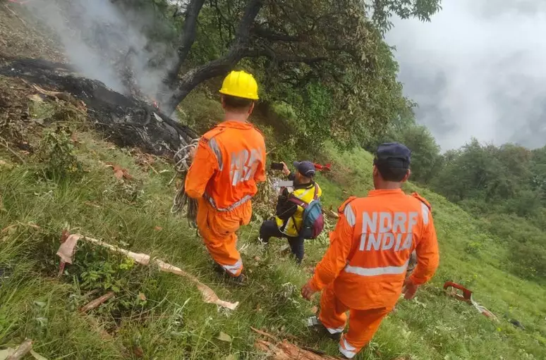 Helicóptero cai na Índia com peregrinos e mata 7 pessoas