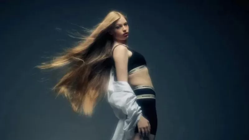 Filha trans de Elon Musk estreia como Drag Queen em show beneficente por causa migratória.