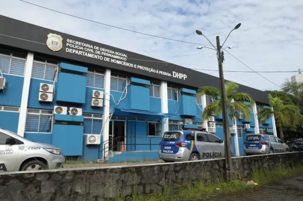 Suspeito de praticar assaltos  é morto com golpes de faca no meio da rua.