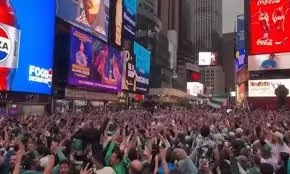 Torcida do Palmeiras ‘invade’ Nova York e transforma a Times Square em arquibancada; veja vídeo.