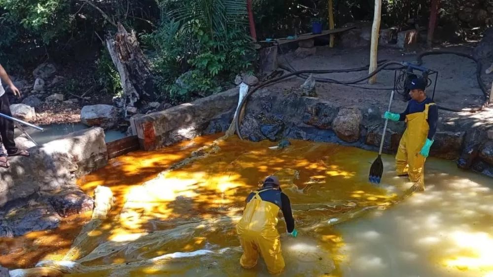 Caminhão tomba, derrama 30 mil litros de óleo em rio e cachoeira muda de cor em Tianguá.
