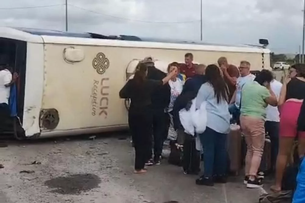 Ônibus tomba com turistas em Ipojuca e deixa vários feridos.