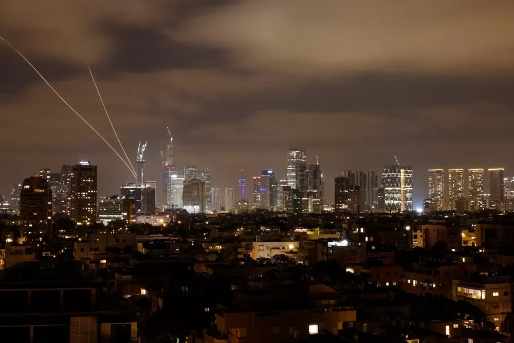 Ataques de Israel deixam mais de 220 mortos no Irã, incluindo chefe da inteligência da Guarda Revolucionária.