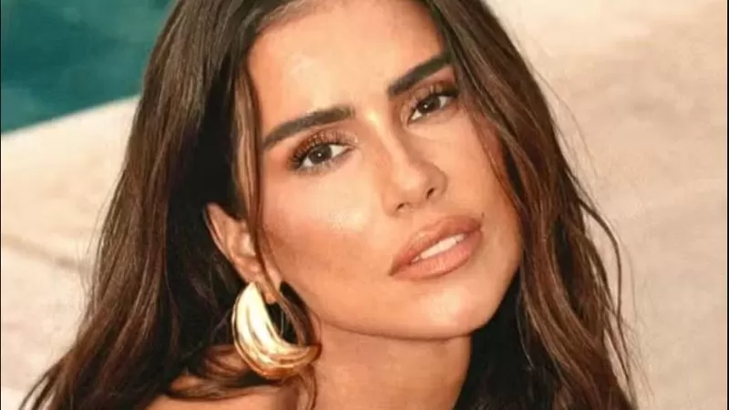 Deborah Secco ostenta 'bumbum perfeito' em vídeo de biquíni fio-dental e leva web ao delírio: “gostosa”