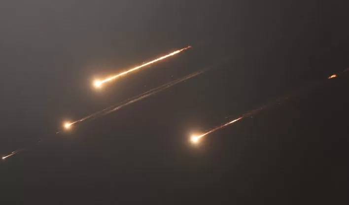 Israel reivindica “superioridade aérea total” sobre os céus de Teerã enquanto ataques continuam.