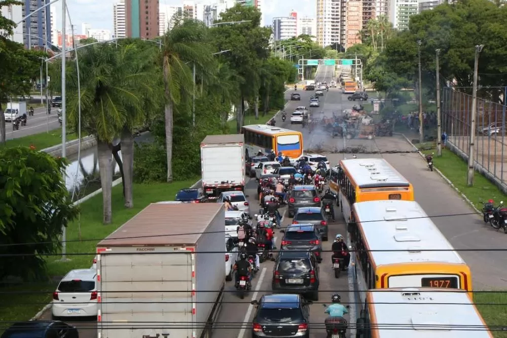 Em protesto, carroceiros queimam pneus e interditam várias vias da Região Metropolitana do Recife.