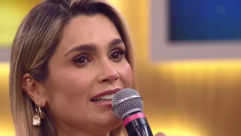 Flávia Alessandra revela romance com cantor mais velho e revela escândalo na família.