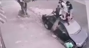 Crianças sobem em carro para escapar de ataque de pitbull; veja vídeo.