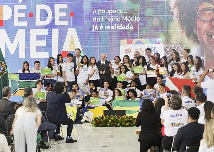 MP do IOF muda programa Pé-de-Meia e tira R$ 4,8 bi da educação em 2026.