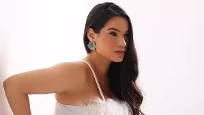 Raissa Barbosa deixa a maternidade com filho recém-nascido.