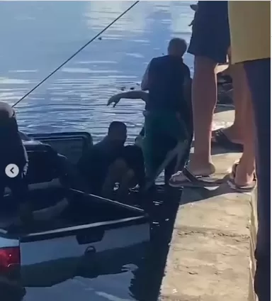 Olinda: picape cai dentro do Canal do Fragoso; população resgata motorista.