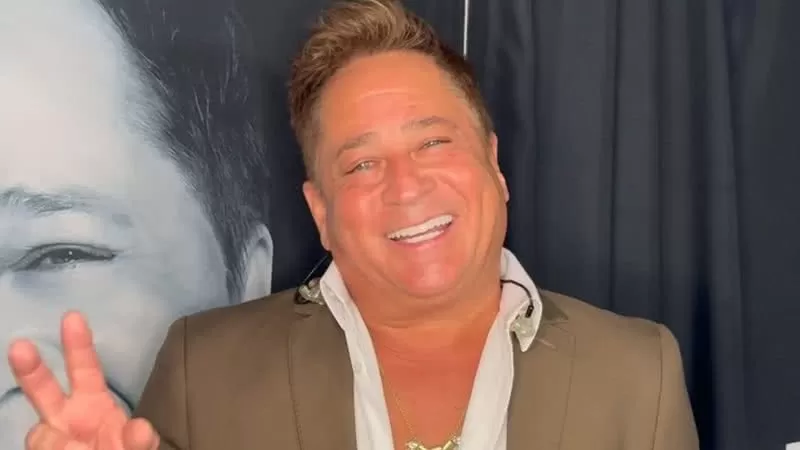 Cantor Leonardo desafina em show e web aponta bebedeira em excesso: “A cachaça cantando sozinha”.