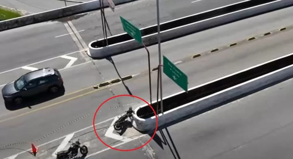 Homem e mulher em moto morrem após bater em mureta e caírem de viaduto na Imbiribeira.