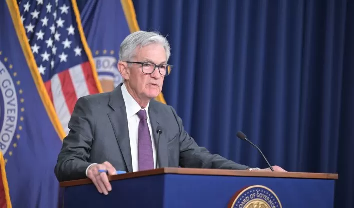 Powell diz que incerteza sobre tarifas afeta PIB dos EUA, mas inflação segue trajetória de queda.