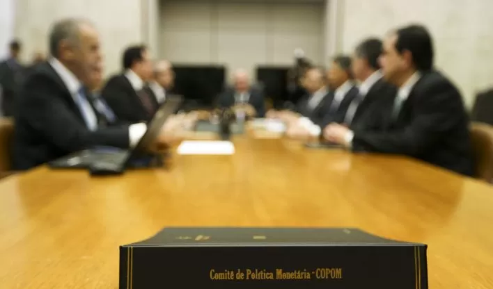 Copom eleva taxa Selic para 15% ao ano em meio a cenário de inflação acima da meta.