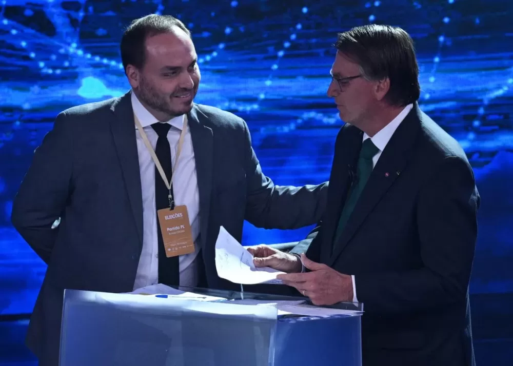 Jair e Carlos Bolsonaro eram os chefes da organização criminosa na Abin, diz relatório da PF.