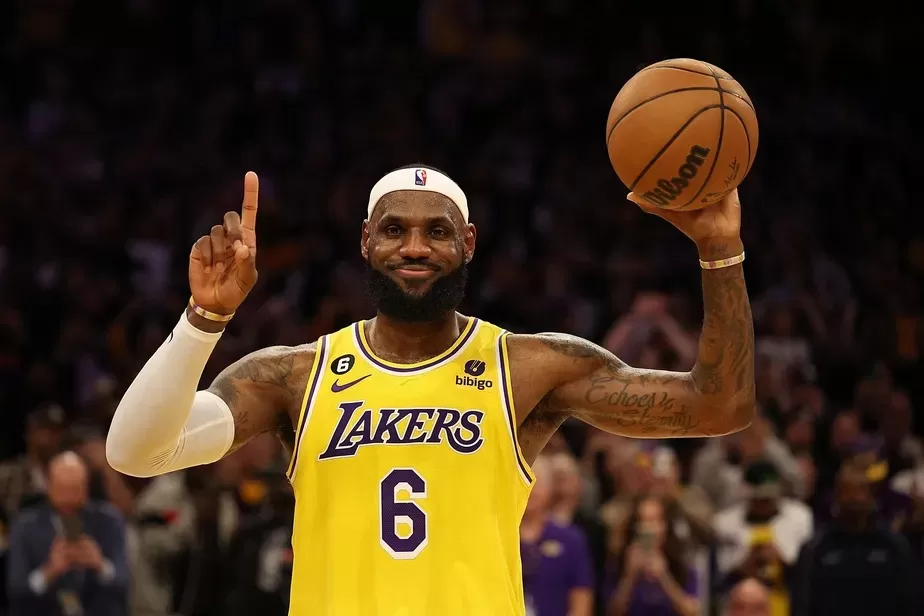 Los Angeles Lakers é vendido por US$ 10 bilhões no negócio mais valioso da história do esporte.