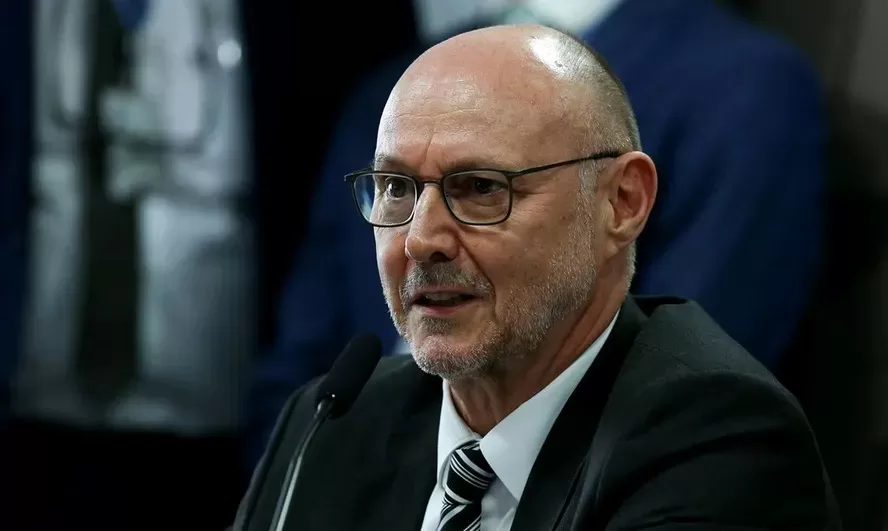 Atual diretor da Abin sabotou investigação sobre espionagem no governo Bolsonaro, diz PF.