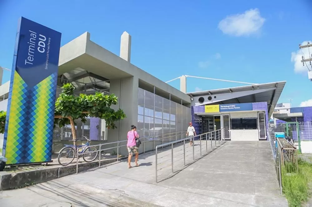 Mulher trans orientada a sair de banheiro feminino em terminal de ônibus no Recife é indenizada em R$ 15 mil.