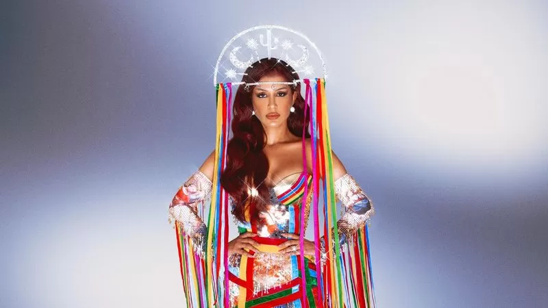 Priscila Senna sobe ao palco do São João da Bahia com look inspirado no Nordeste.