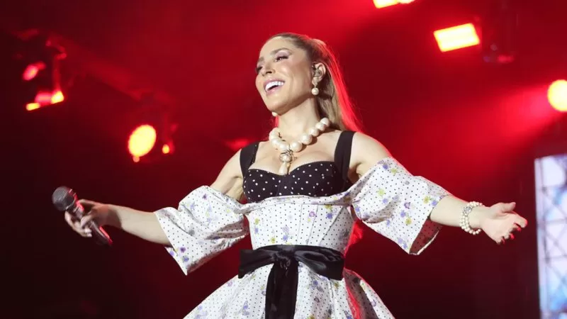 Manu Bahtidão desce do palco para embebedar os fãs no São João da Bahia.