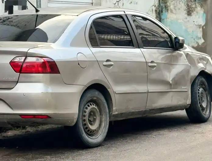 Dupla é detida após perseguição em São Caetano com carro roubado e arma de fogo.