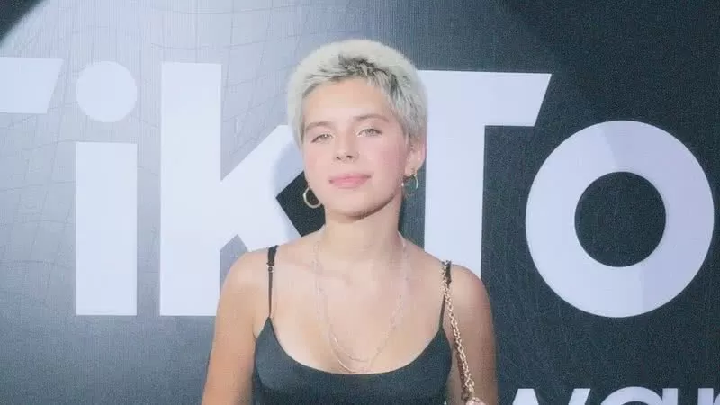 Neta de Gilberto Gil, Flor surge aos beijos com a namorada.