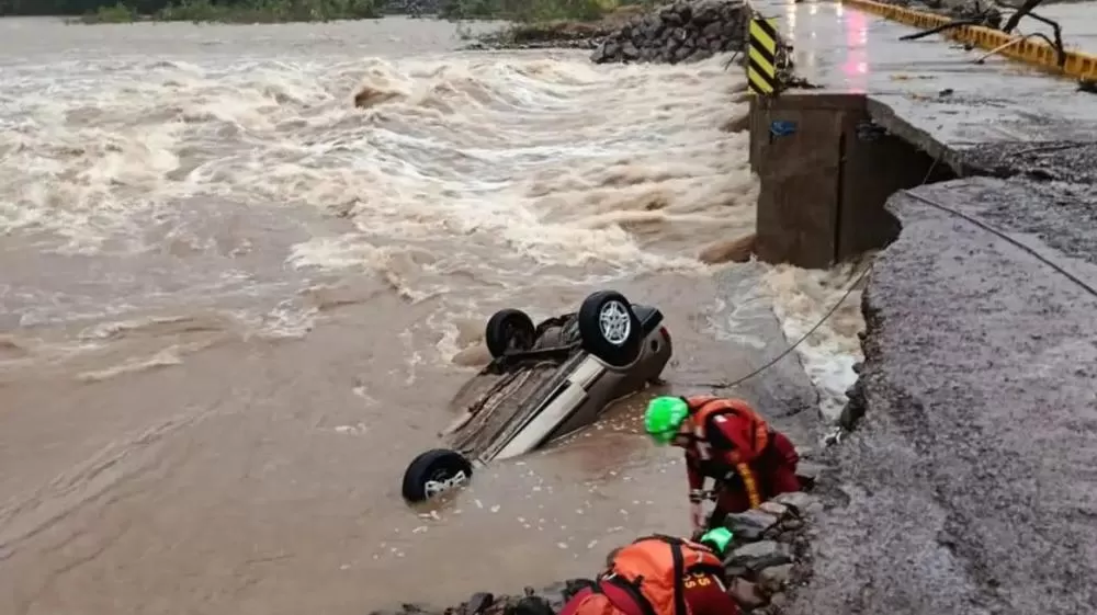 Chuvas intensas no RS deixam dois mortos e mais de 2 mil pessoas fora de casa.