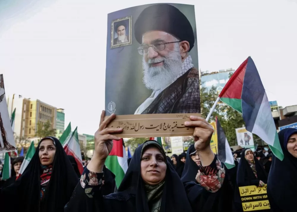 Khamenei alerta para consequências, e Trump diz que decidirá ’em 2 semanas’ se entra diretamente no conflito entre Israel e Irã.