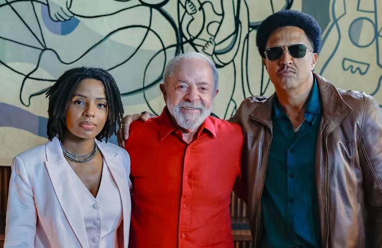 Lula no 'Mano a Mano': a democracia é abraçada quando garante direitos ao povo.