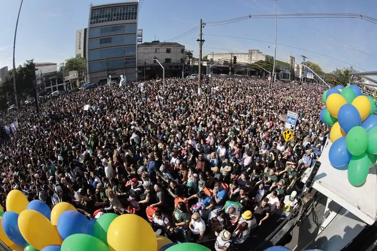 Lula saúda a comunidade evangélica por ocasião da 33ª Marcha para Jesus.