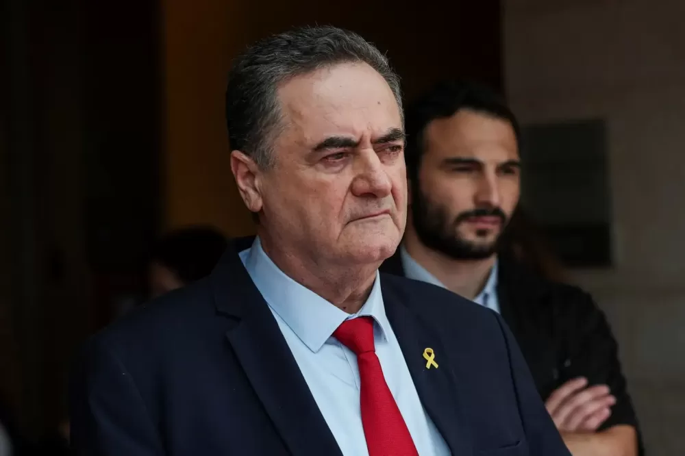 Ministro da Defesa de Israel manda intensificar ataques a alvos do governo do Irã.