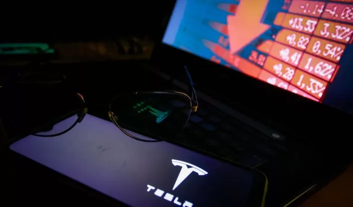 Tesla assina o primeiro acordo para construir a maior usina de energia a bateria em larga escala da China.