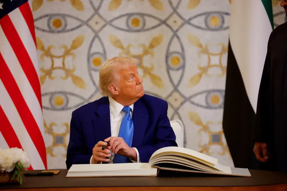 Trump diz que Irã não deve ter arma nuclear, mas evitar comentar sobre conflito.