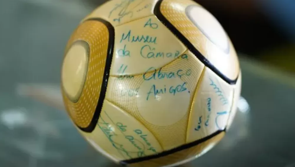 Moraes vota para condenar homem que teria furtado bola assinada por Neymar em 8/1.