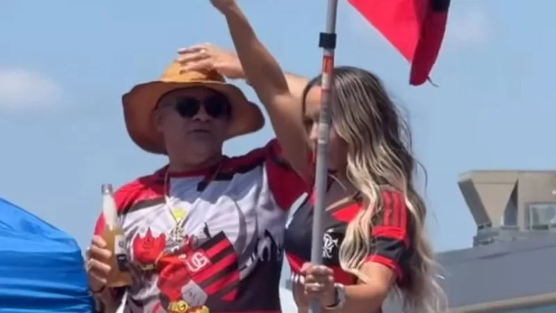 Mulher Melão surge de fio-dental e agita torcida do Flamengo nos EUA; veja vídeo.