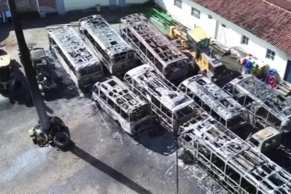 Quinze ônibus são destruídos por incêndio em galpão no Agreste.
