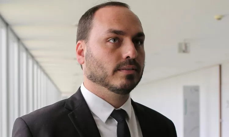 Carlos Bolsonaro diz que mal-estar do pai é consequência de facada em 2018.
