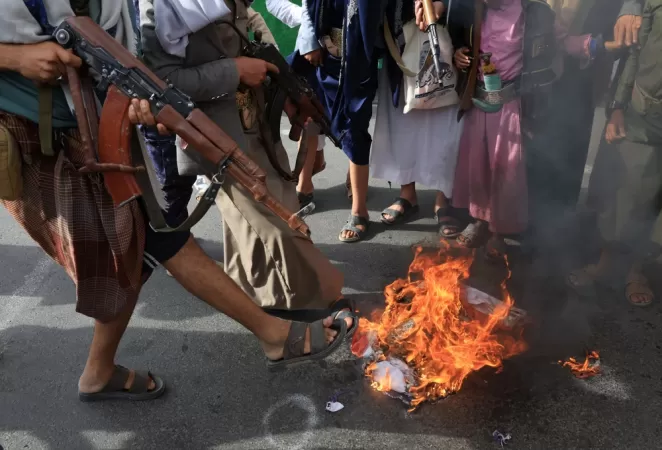 Houthis ameaçam atacar navios dos EUA no Mar Vermelho se país intervir contra Irã.