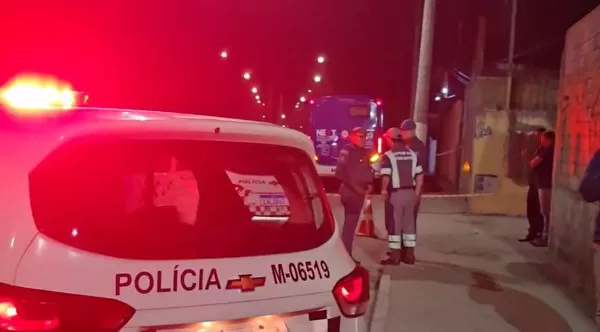 Mototáxi foge de assalto e passageiro morre atropelado por ônibus na Grande São Paulo.