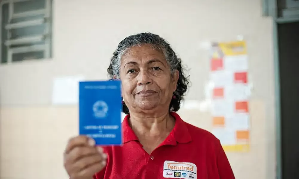 Baixos salários, informalidade e exaustão: a realidade das trabalhadoras domésticas.