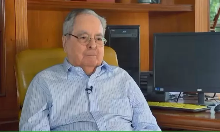 Benedito Ruy Barbosa recebe alta após um mês internado por insuficiência renal.