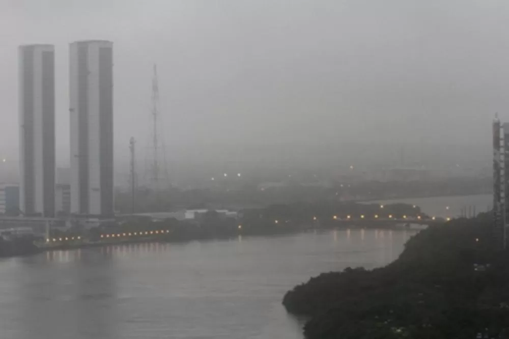 Chove mais do que o previsto pela Apac na Região Metropolitana.