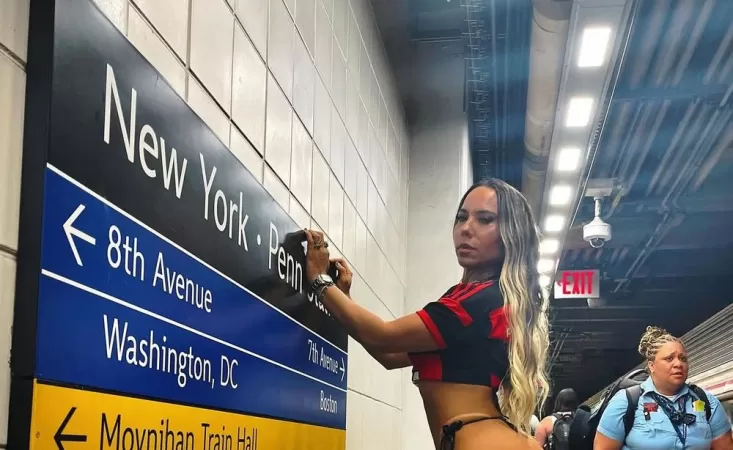 Com a camisa do Flamengo, Mulher Melão faz ensaio ousado em trem nos EUA e gera polêmica; veja as fotos.