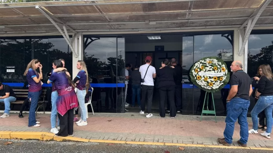 Emoção e luto marcam velório das vítimas de tragédia com balão em SC.