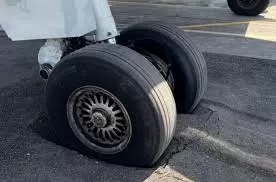 Momentos antes de decolar, avião fica preso na pista do Aeroporto de Noronha após asfalto ceder.