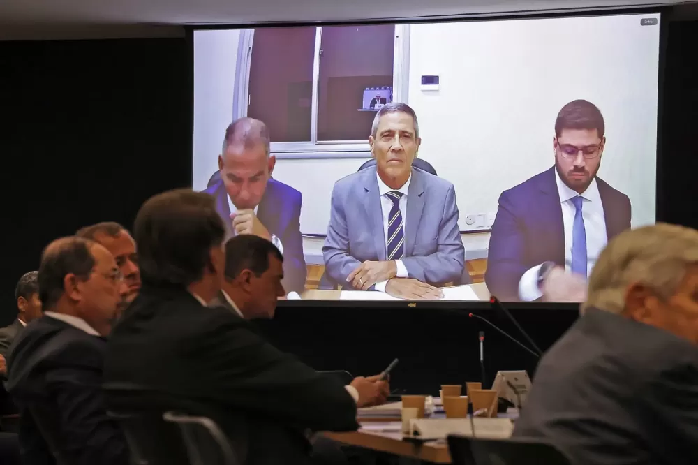 Braga Netto e Cid ficam frente a frente para confrontar versões sobre trama golpista.