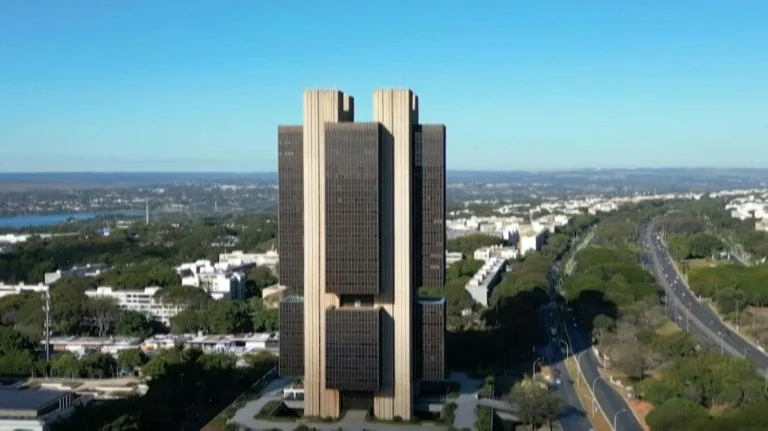 Após nova alta nos juros, mercado agora projeta Selic em 15% ao final de 2025.